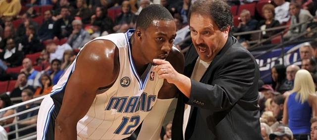 英超-十人切尔西1-1阿森纳，凯塞多蹬踏染红，枪手5分优势领跑（英超：切尔西少打一人1-1战平阿森纳，凯塞多蹬踏被罚下，阿森纳以5分优势领跑）