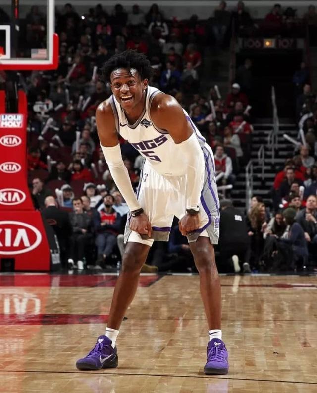 威少一直以来都是一名篮板高手，本场（一向擅长抢板的威少，本场再显功力）