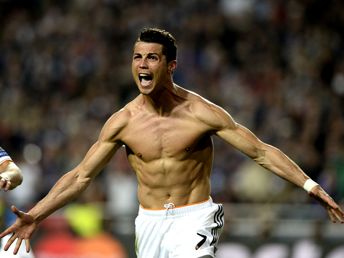 爱德华兹两个赛季投进400记三分，同期第二，仅次于库里（爱德华兹两季累计命中400记三分，同期仅次库里）