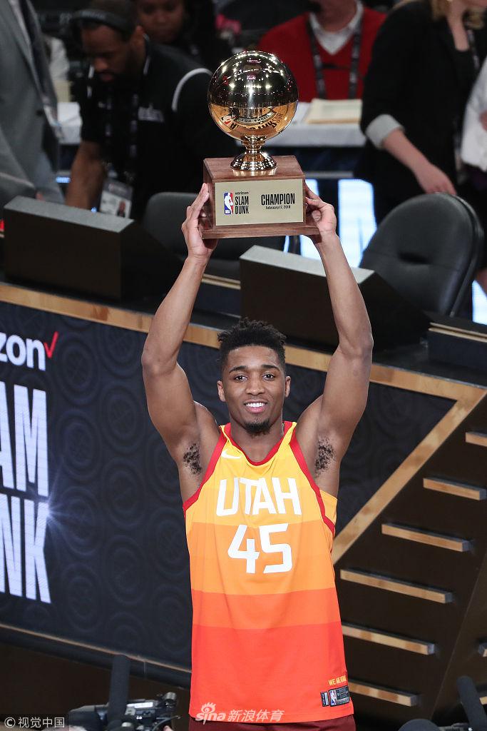 老詹40周岁343天，仍能主宰比赛，中远投连拿10分诠释何为技术（40岁343天的詹姆斯依旧掌控赛场，中远投连得10分尽显精湛技艺）