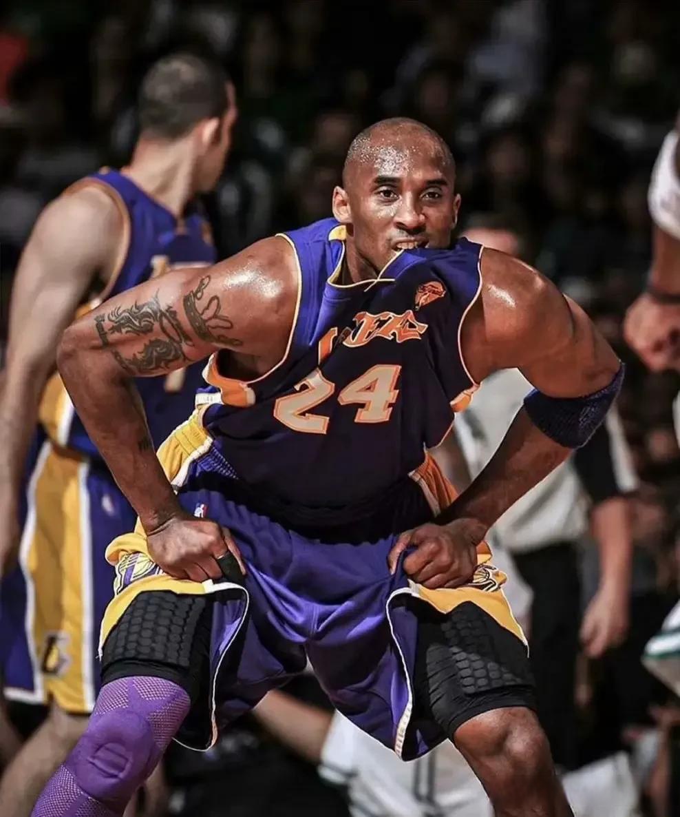 U22国足力克韩国U22，球迷在球员谢场时高喊“雄起”（U22国足击败韩国U22，谢场时球迷高呼“雄起”）