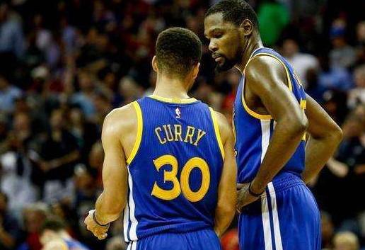 网红“小溥仪”现场观战北京国安比赛，与张稀哲合影留念（网红“小溥仪”亲临现场观战北京国安，与张稀哲合影）