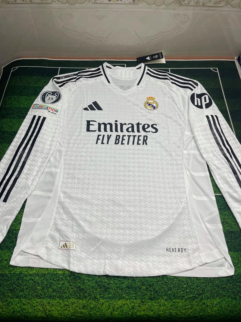 边锋突破一条龙，全场沸腾（边锋连过数人破门，观众欢声雷动）