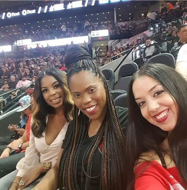 为中国赢尊重！日本球迷赛后向成都蓉城鼓掌：大赞成都值得尊重（日本球迷赛后为成都蓉城鼓掌：中国赢得尊重，成都值得敬佩）