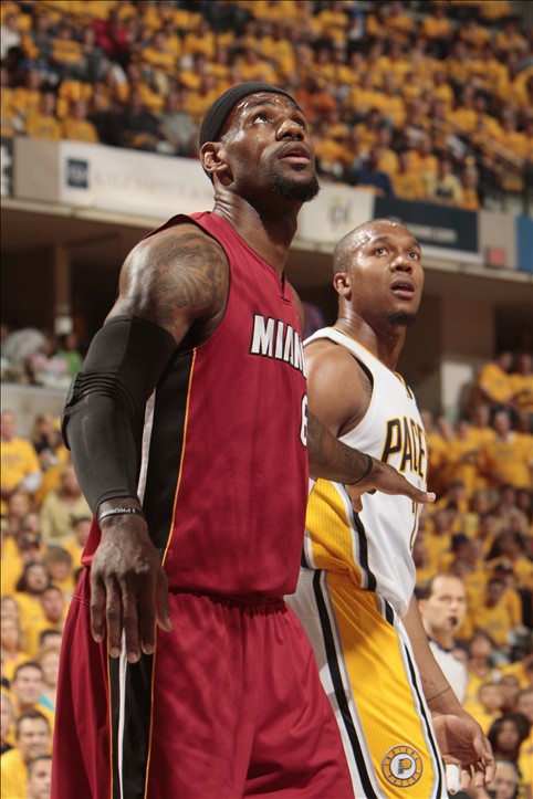 阿里纳斯：詹姆斯若作为角色球员再混2冠，还是不能跟乔丹比（阿里纳斯：就算詹姆斯以角色球员再夺两冠，仍无法与乔丹相提并论）