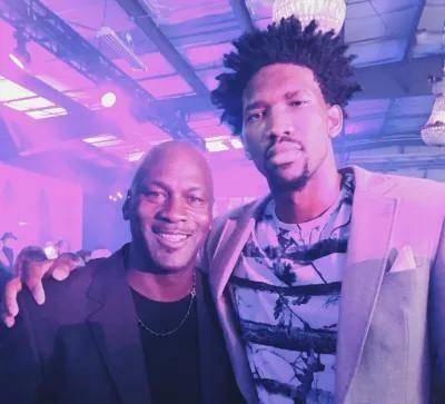 76人队记：庄神右膝扭伤，本场比赛不会回归（76人记者：庄神右膝扭伤，本场不再出战）