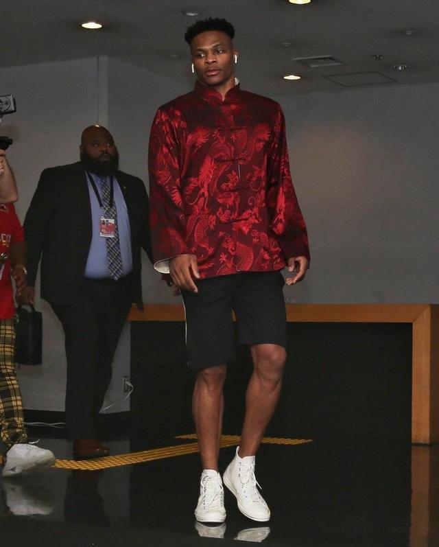 墨尔本胜利主帅：麦克阿瑟拥有双塔，我们必须要限制对手传中（墨尔本胜利主帅：麦克阿瑟双塔威胁大，我们必须压制其传中）