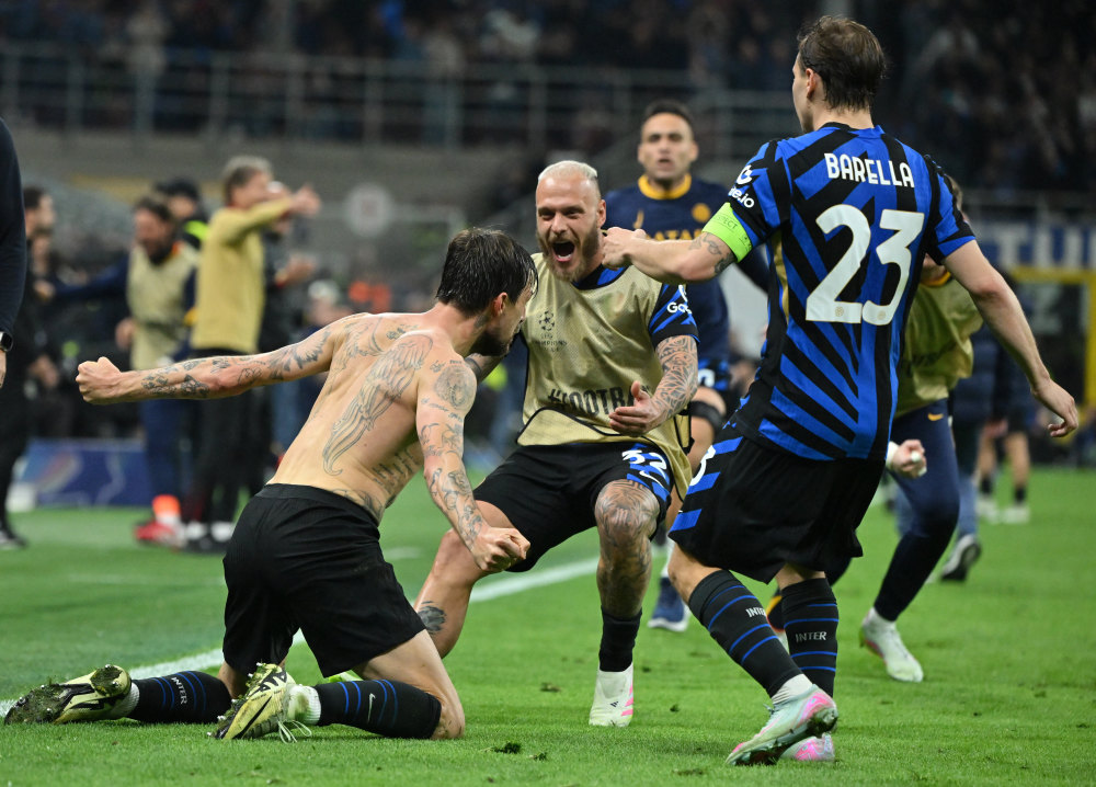 C罗被罚下后，看台上的爱尔兰球迷模仿他做出的哭泣手势（C罗红牌下场后，爱尔兰球迷在看台上模仿其“哭泣”手势）