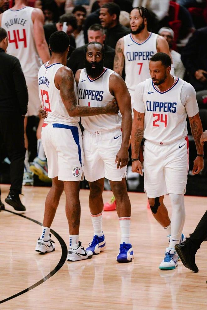 及时救难！对手疑晕厥，汉堡小将武斯科维奇迅速将其舌头拔出（赛场惊险一刻：对手疑似昏厥，汉堡新星武斯科维奇迅速托舌防窒息）