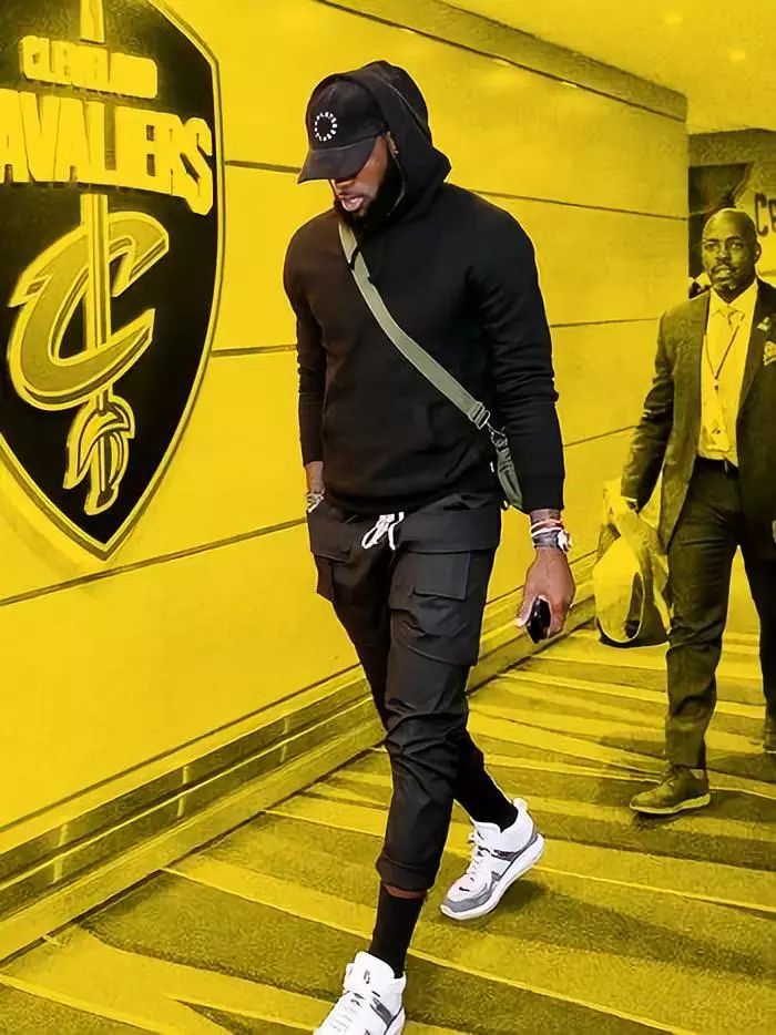 这比进球还难~鹈鹕新秀皮维空接空篮 球转了一圈出来了（离谱一幕：鹈鹕新秀皮维空接空篮，皮球绕筐一圈竟弹出）